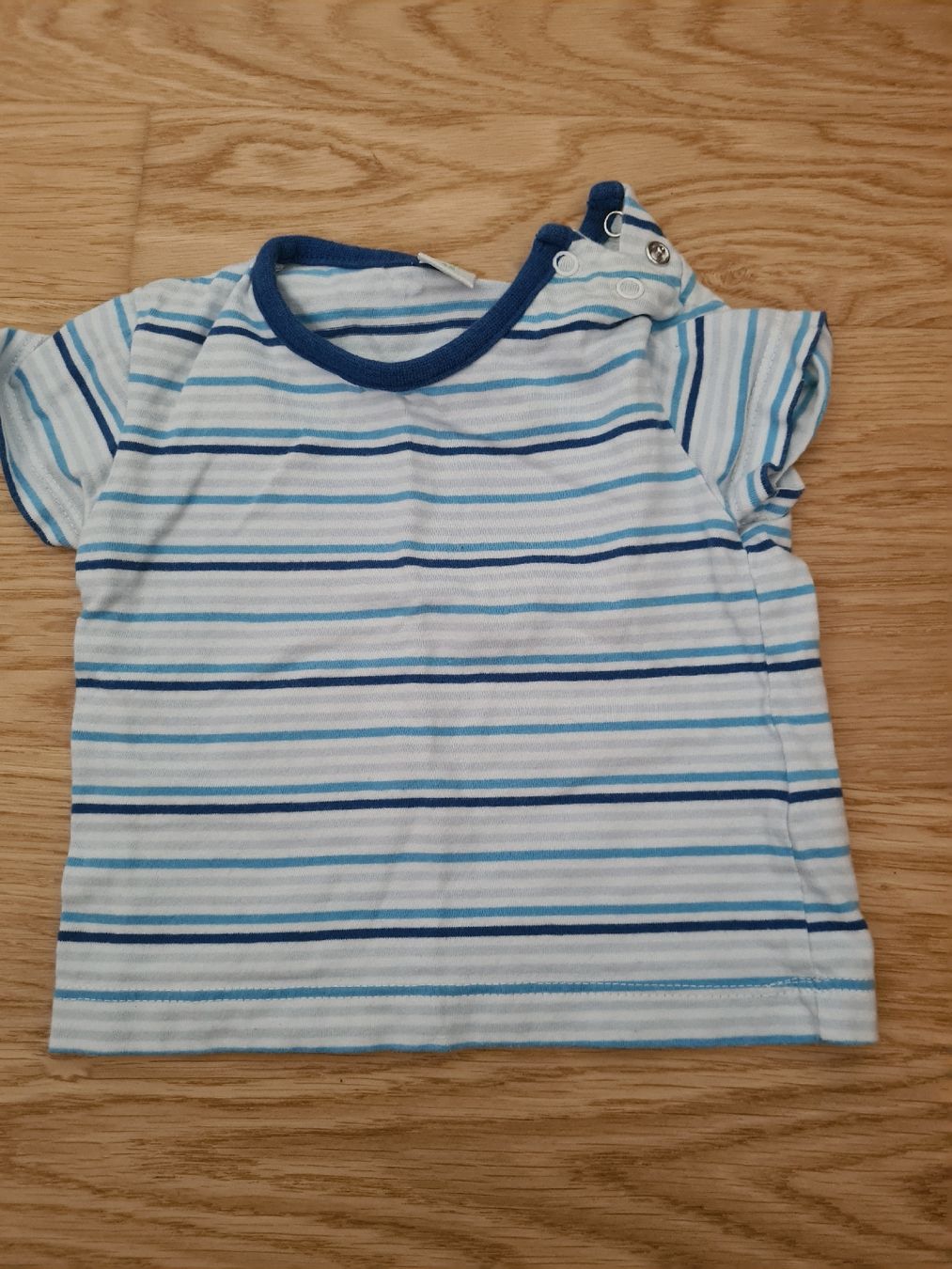 Hemden, T-Shirts & Polos: T-Shirt gestreift Grösse 62 – Gebraucht aus Horw von Mirii91