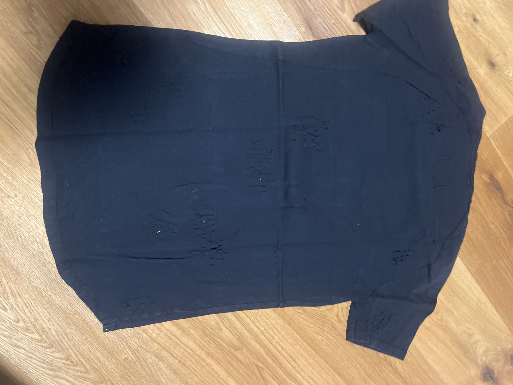 T-shirt: Schwarzes T-Shirt mit Löchern – Usato da Effretikon venduto da erbaeff 1
