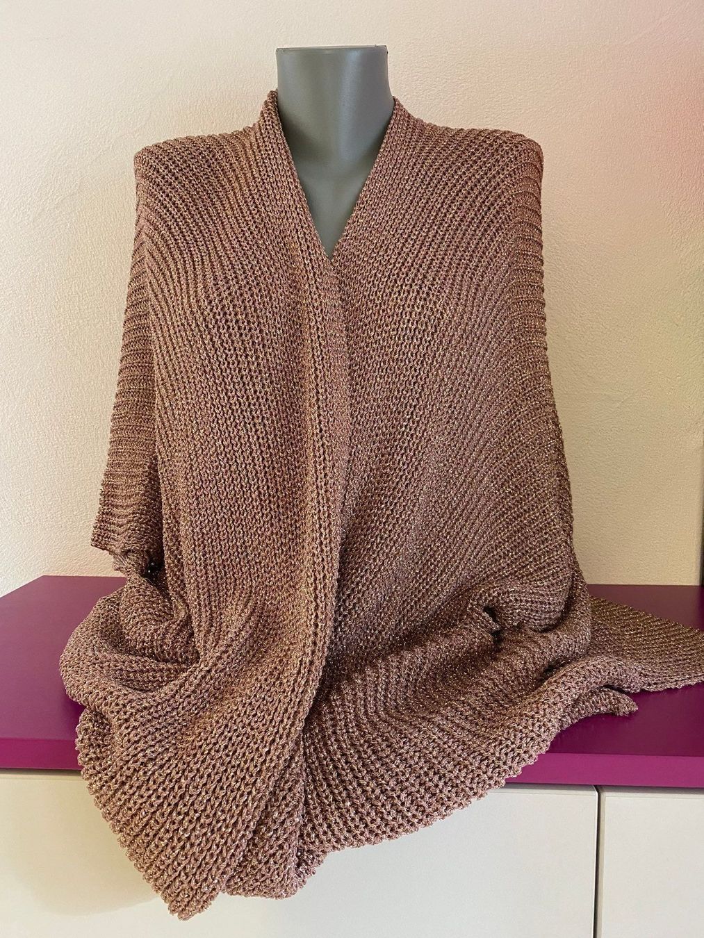 Gilets & Westen: Strickgilet Rosé Metallic Grösse 36-46 – Neu und originalverpackt aus Eschenbach SG von Peachick