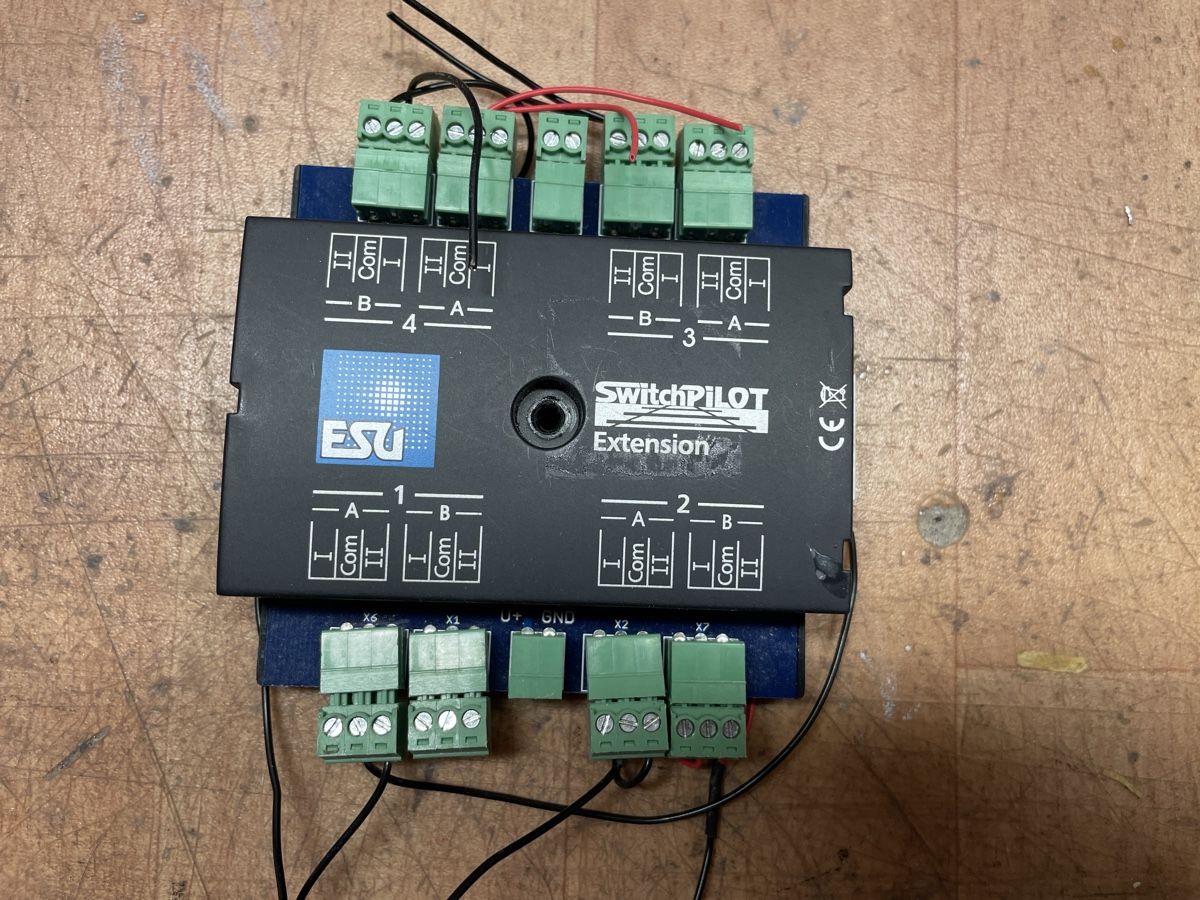 Esu Modellini di ferrovie: ESU SwitchPilot Extension Modul gebrauchter Zustand – Usato da Gossau SG venduto da Krokodil344