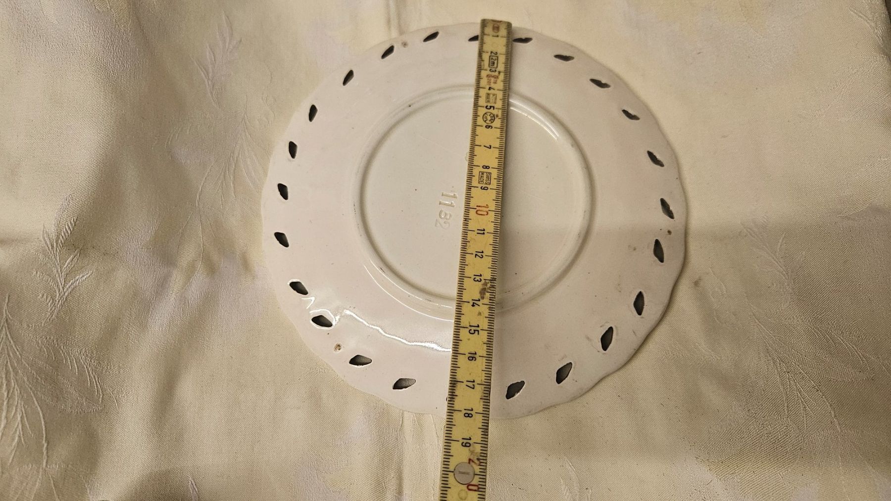 Piatti: Vecchio piatto in ceramica bucherellato con fiore – Usato da Melano venduto da H-Sara 1