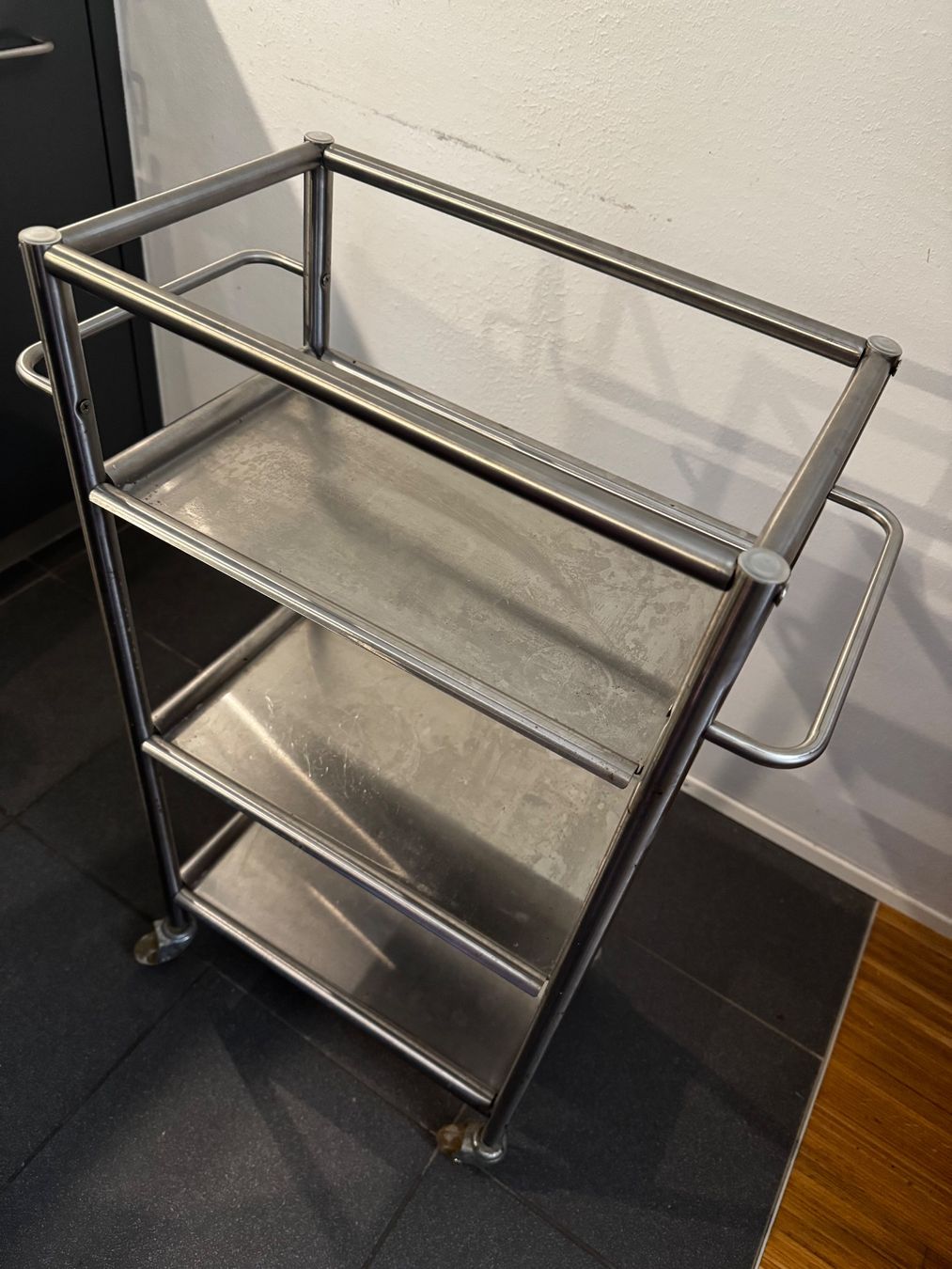 Mobilier: Tablarwagen aus Metall (87x40x24 cm) – D'occasion à Zürich par Tarafo5 2