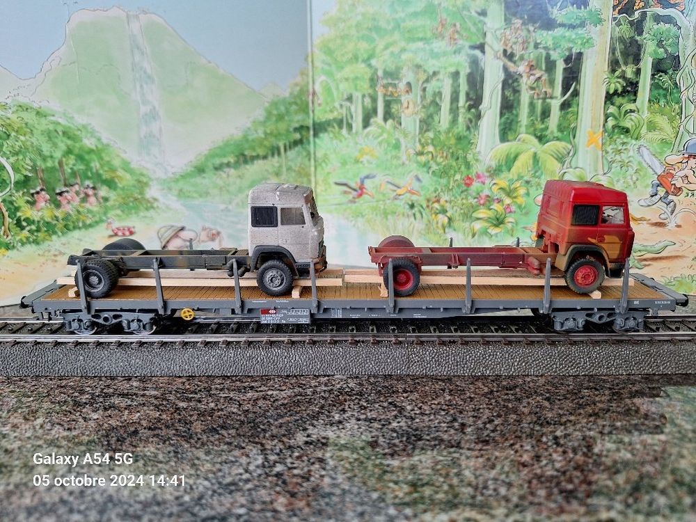 Le wagon plat a ranchers transportant du bois miniature par Jouef au HO
