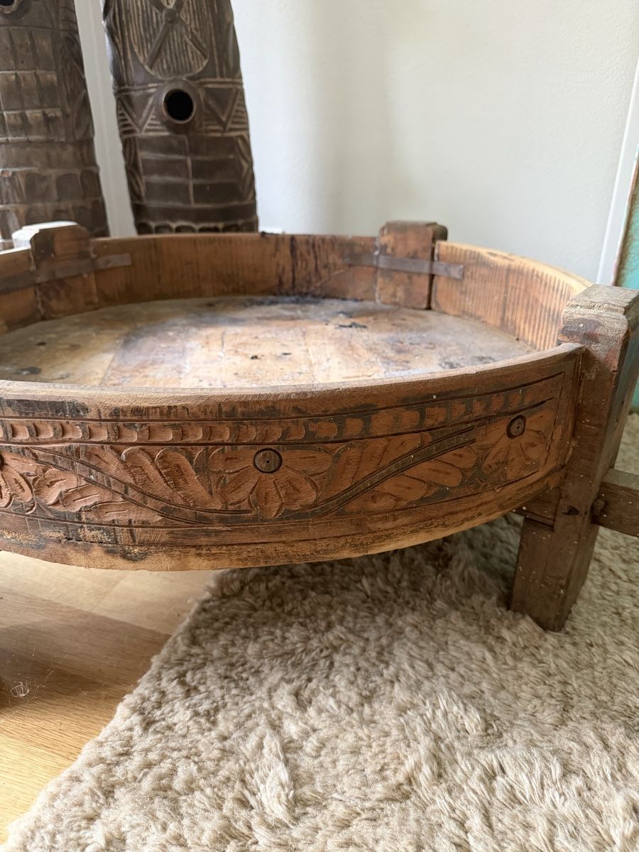 Tables: Holztisch mit Schnitzereien  – D'occasion à Killwangen par Mariposa1379