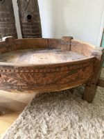 Holztisch mit Schnitzereien 