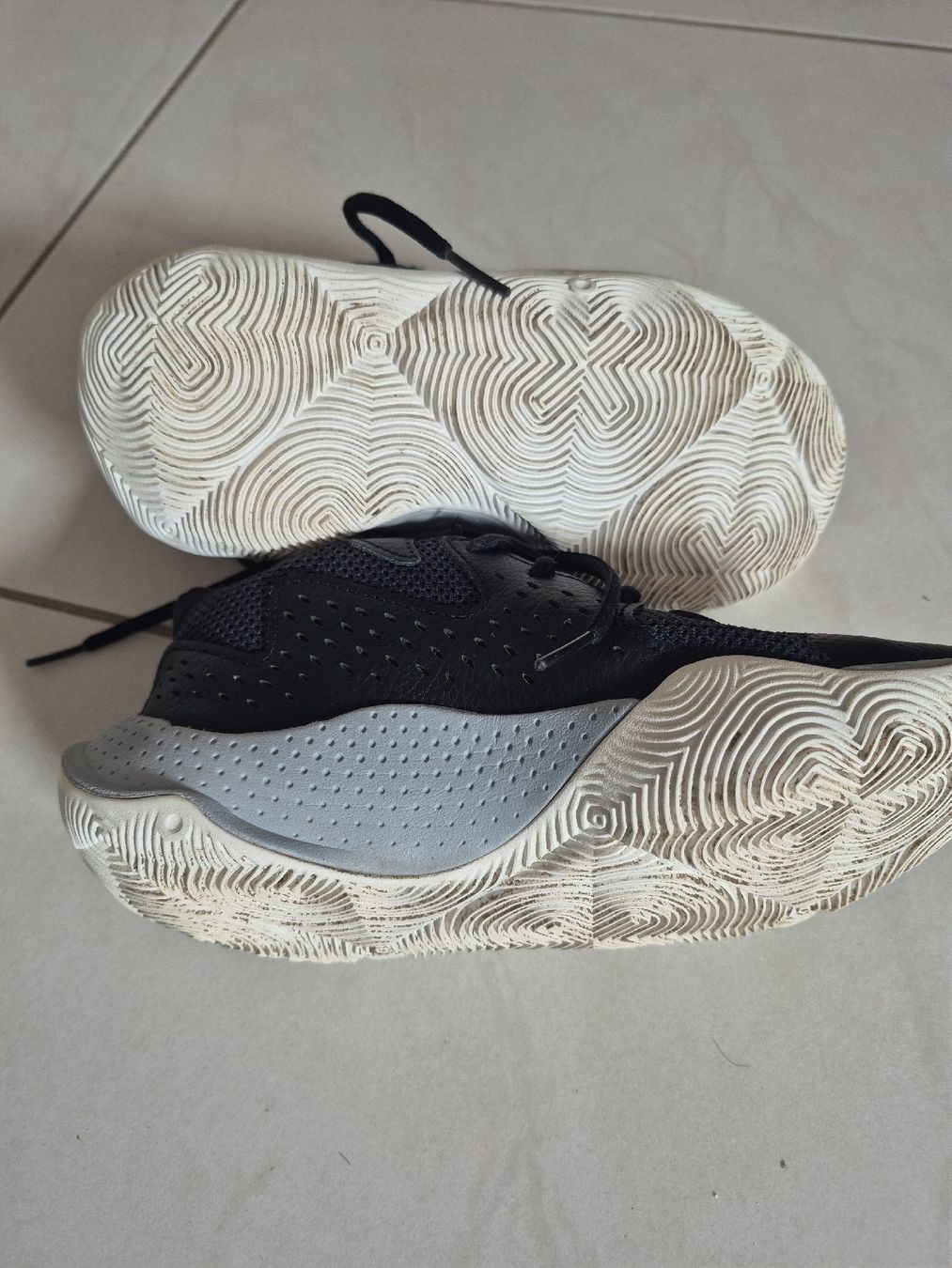 Under Armour Herrenschuhe: Under Armour Turnschuhe schwarz EU 36.5 – Gebraucht aus Aesch BL von Moni1211 4