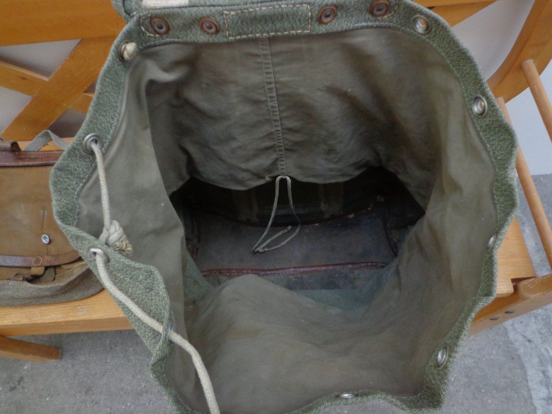 Schweizer Armee Rucksäcke: Alter Militärrucksack mit Brotsack – Gebraucht aus Zofingen von schmidi67 4