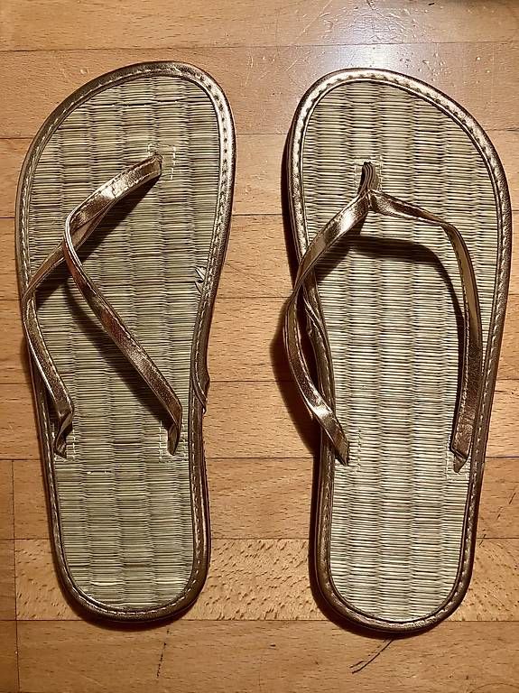 Damenschuhe: Neu: goldene Flipflops von Accessorize 38/39 – Neu (gemäss Beschreibung) aus Zürich von eis_yx9q