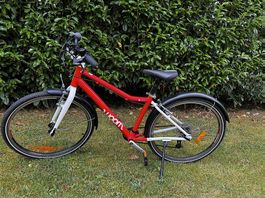Woom 5 Kinderfahrrad 24 rot inkl. Schutzbleche & Ständer