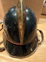 casques de pompier et de police européens de l'époque.