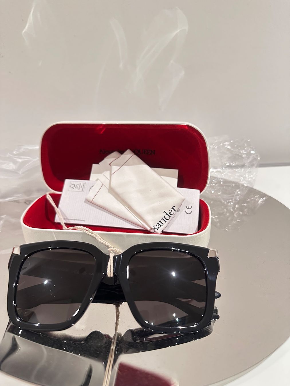 Alexander Mcqueen Occhiali & Lenti: Alexander McQueen Sunglasses Black – Nuovo e nell'imballaggio originale da Basel venduto da TIMELESS-FASHION 2
