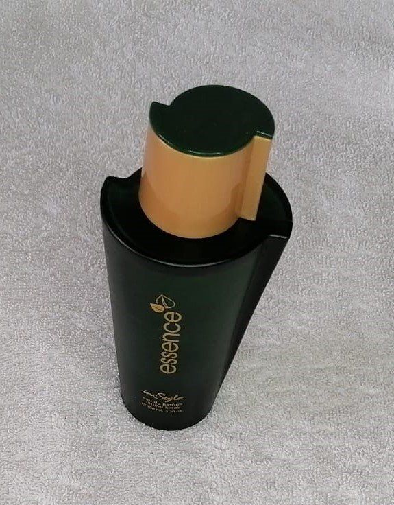 Parfum & Eau de Toilette: Parfume Essence – Gebraucht aus Grächen von Hel7890