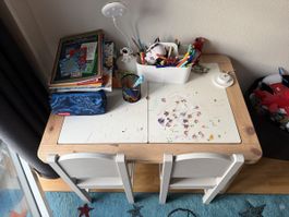 IKEA FLISAT Kinderschreibtisch mit zwei Stühlen