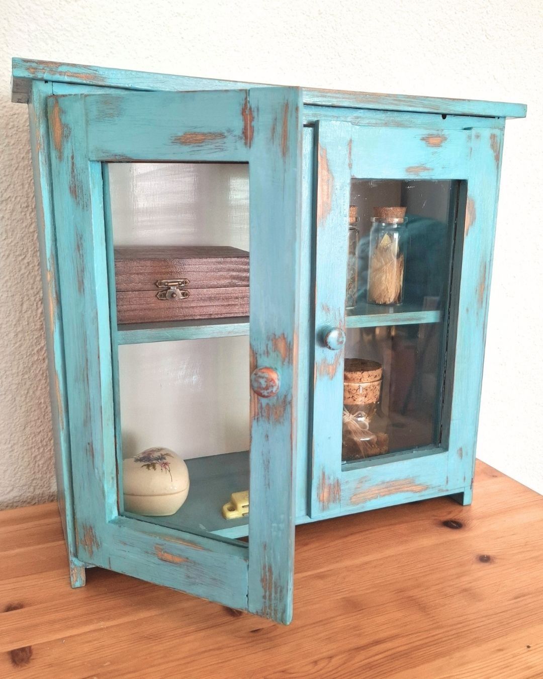 Vetrine: Kleines Holzschränkchen – Usato da Bettlach venduto da Bei_Tempi_Brocante