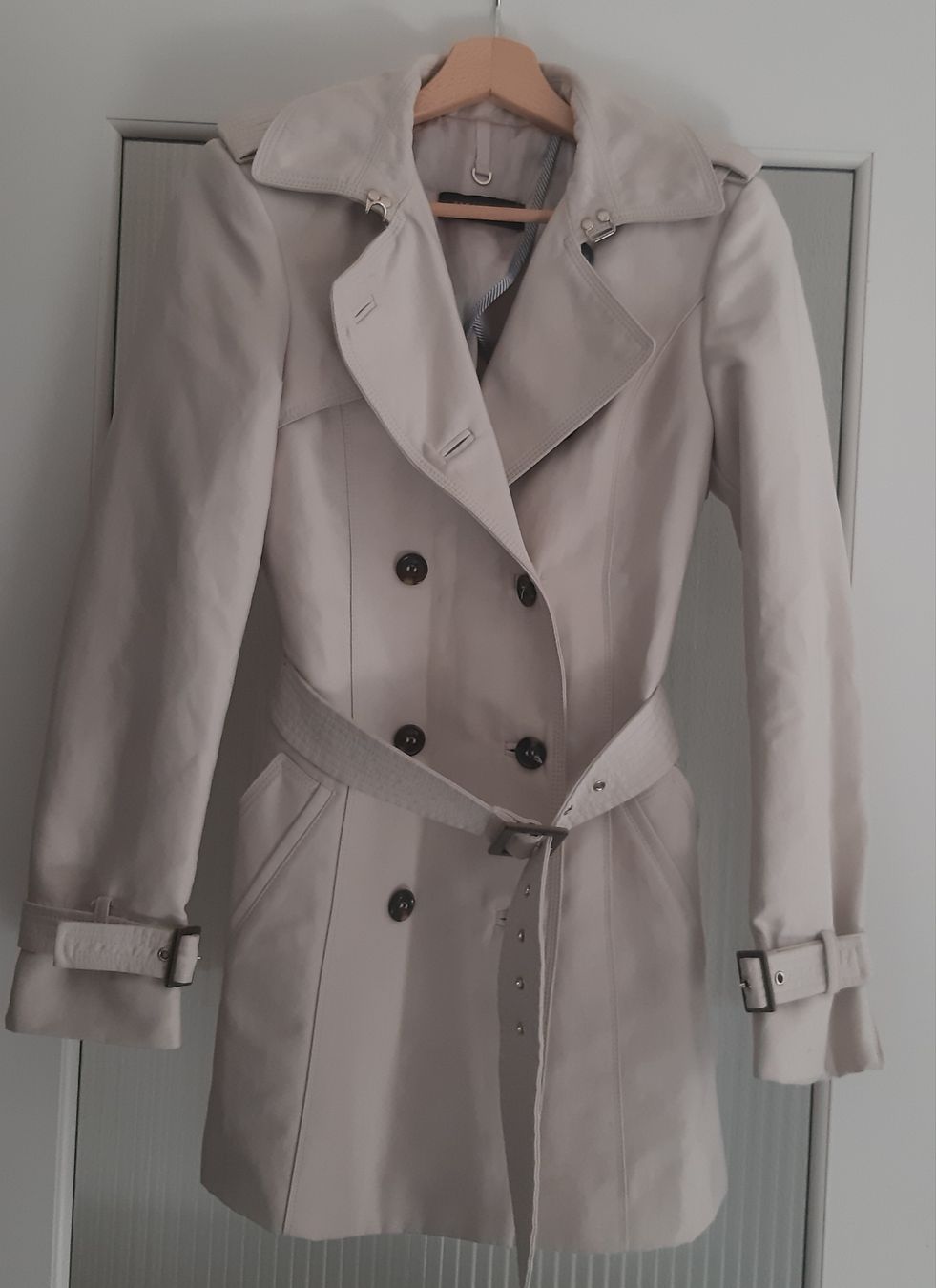 Zara Cappotti: NEU! Trenchcoat ZARA Gr. 36 NEU Preis 120 Fr. – Nuovo e nell'imballaggio originale da Zürich venduto da Venecia25