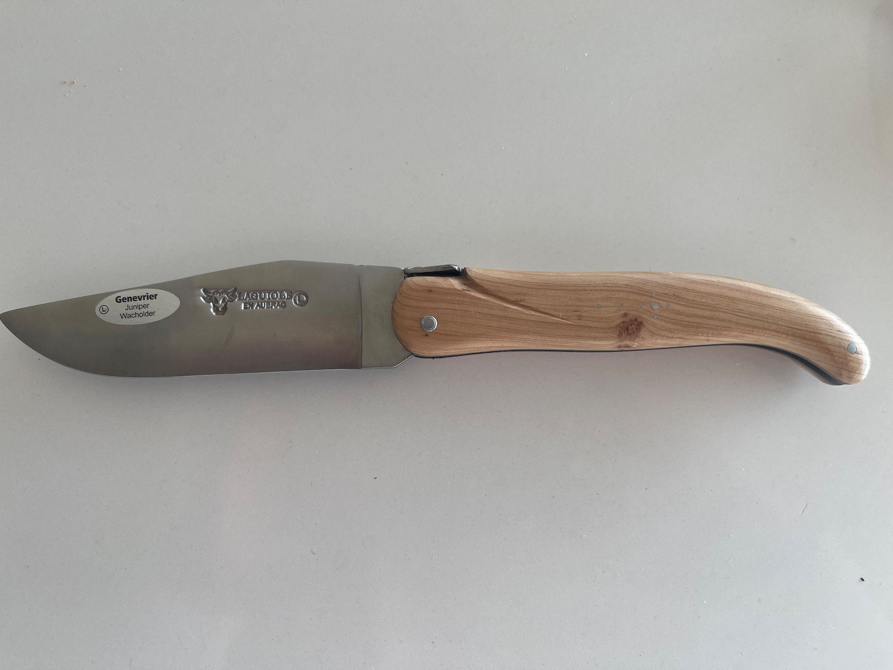 Laguiole Taschenmesser: COUTEAU DE CHASSE LAGUIOLE AVEC ETUI – Neu und originalverpackt aus Vevey von lairdutemps