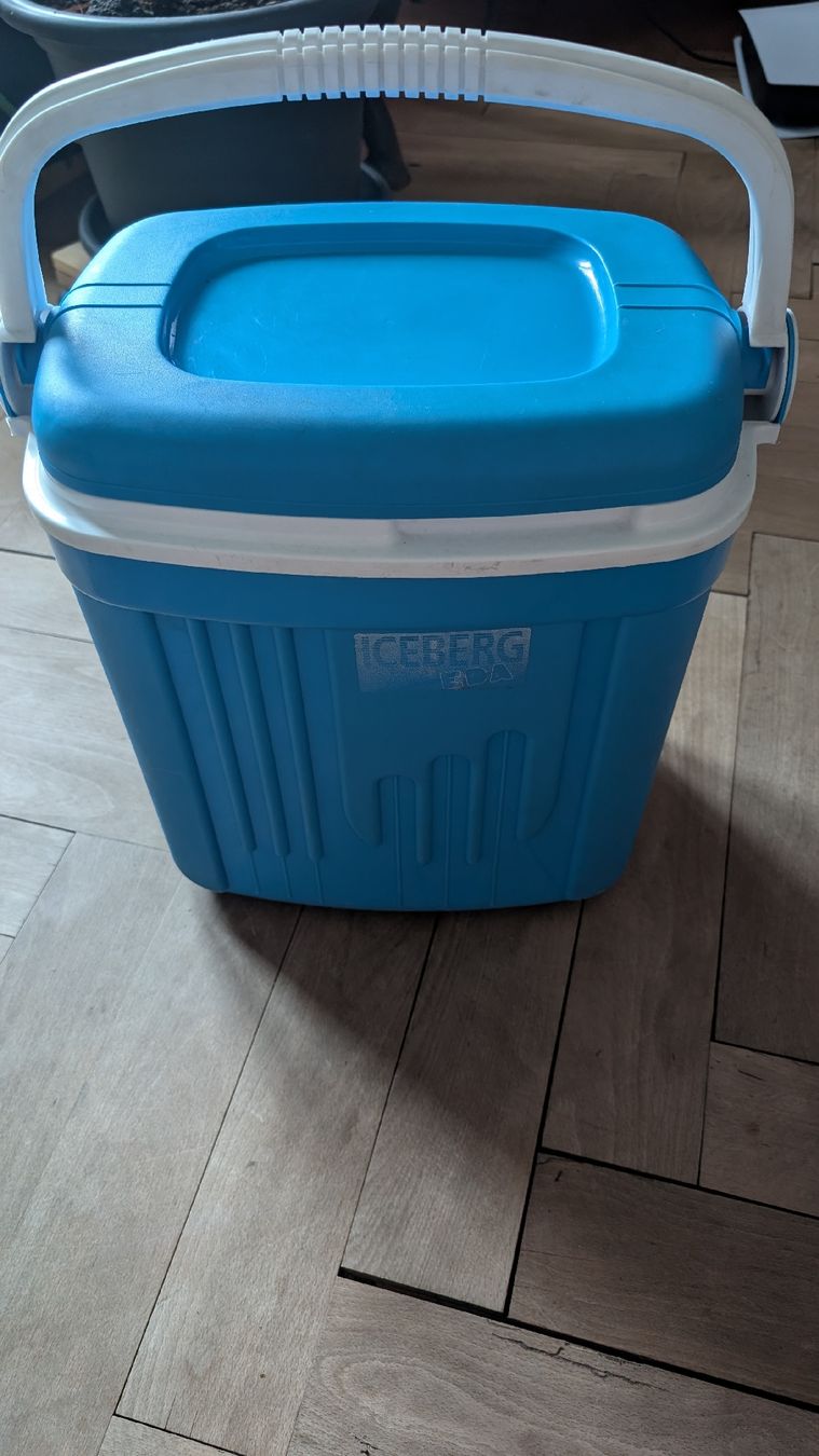 Kühlschränke & Kühlen: Kühlbox ICEBERG blau mit Tragegriff – Gebraucht aus Rorschach von Obi-Wan85