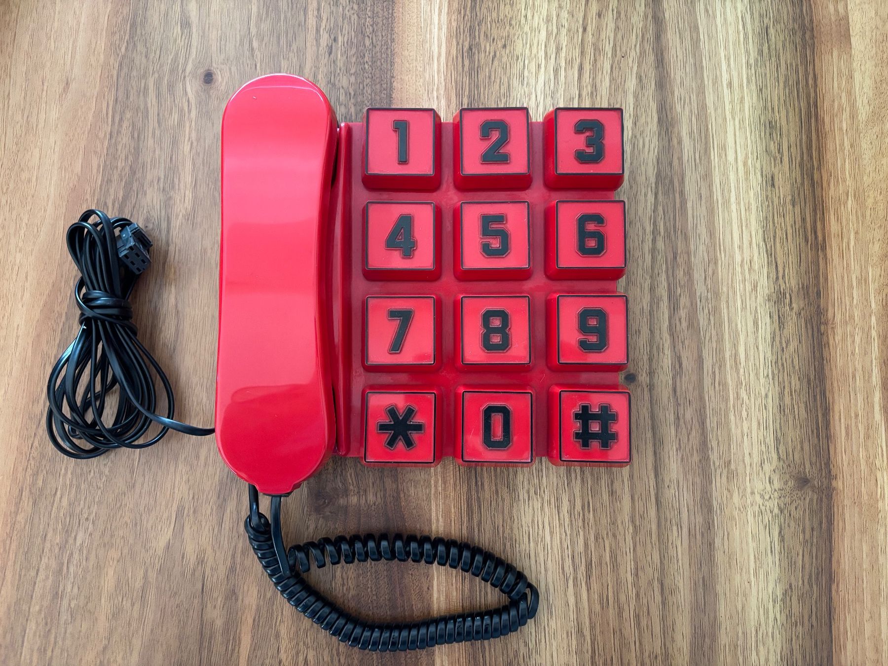 Téléphones: Telefon Telcer Pluto rot mit grossen Tasten 1987 – D'occasion à Domat/Ems par Wazzau