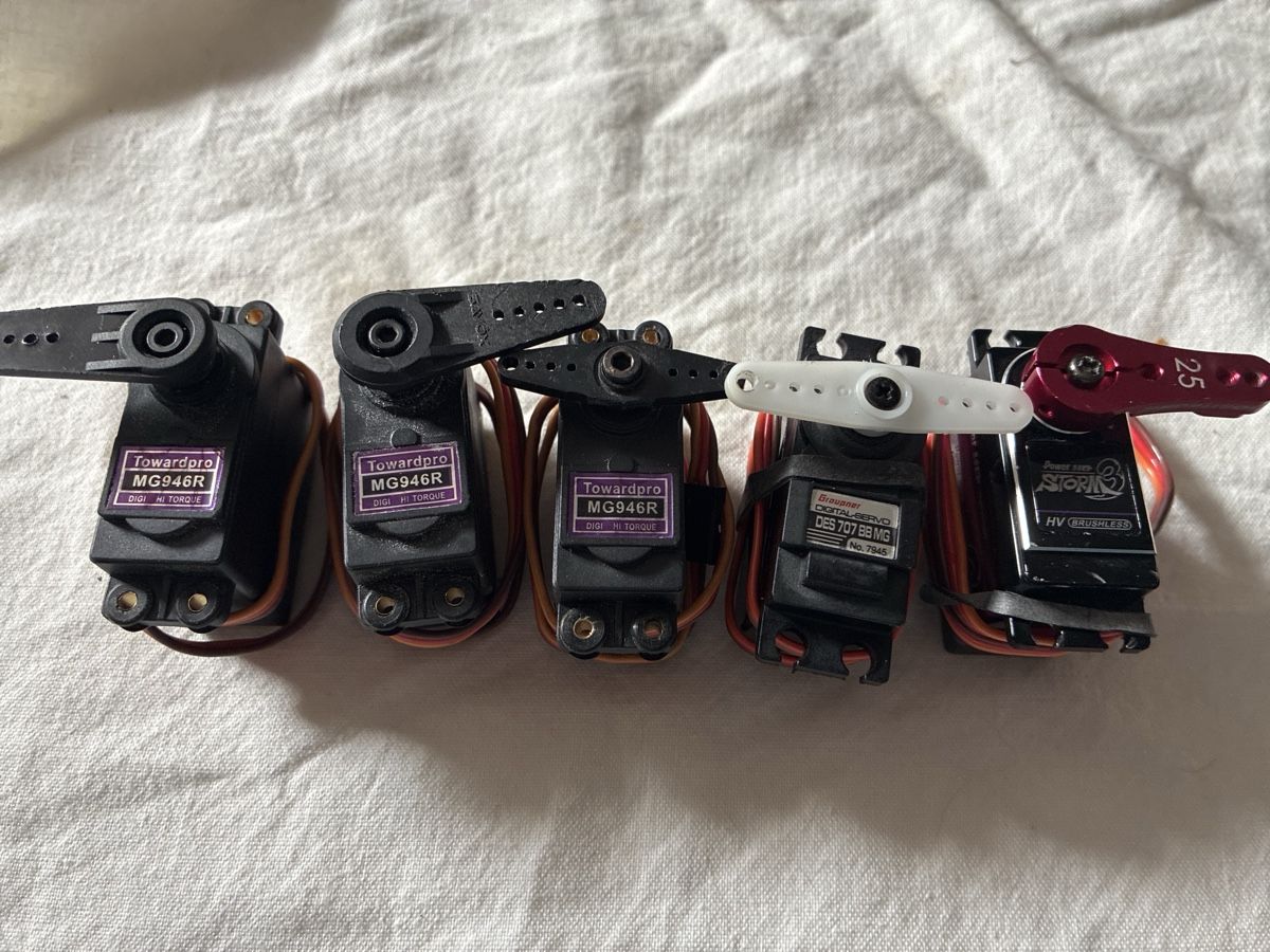 Télécommandes: 5 Rc Servo Digital – D'occasion à Arch par benji14