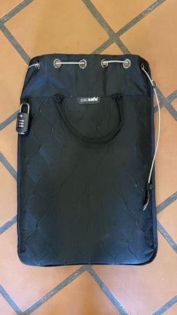 Pacsafe 12L Tasche / mobiler Tresor mit Zahlenschloss