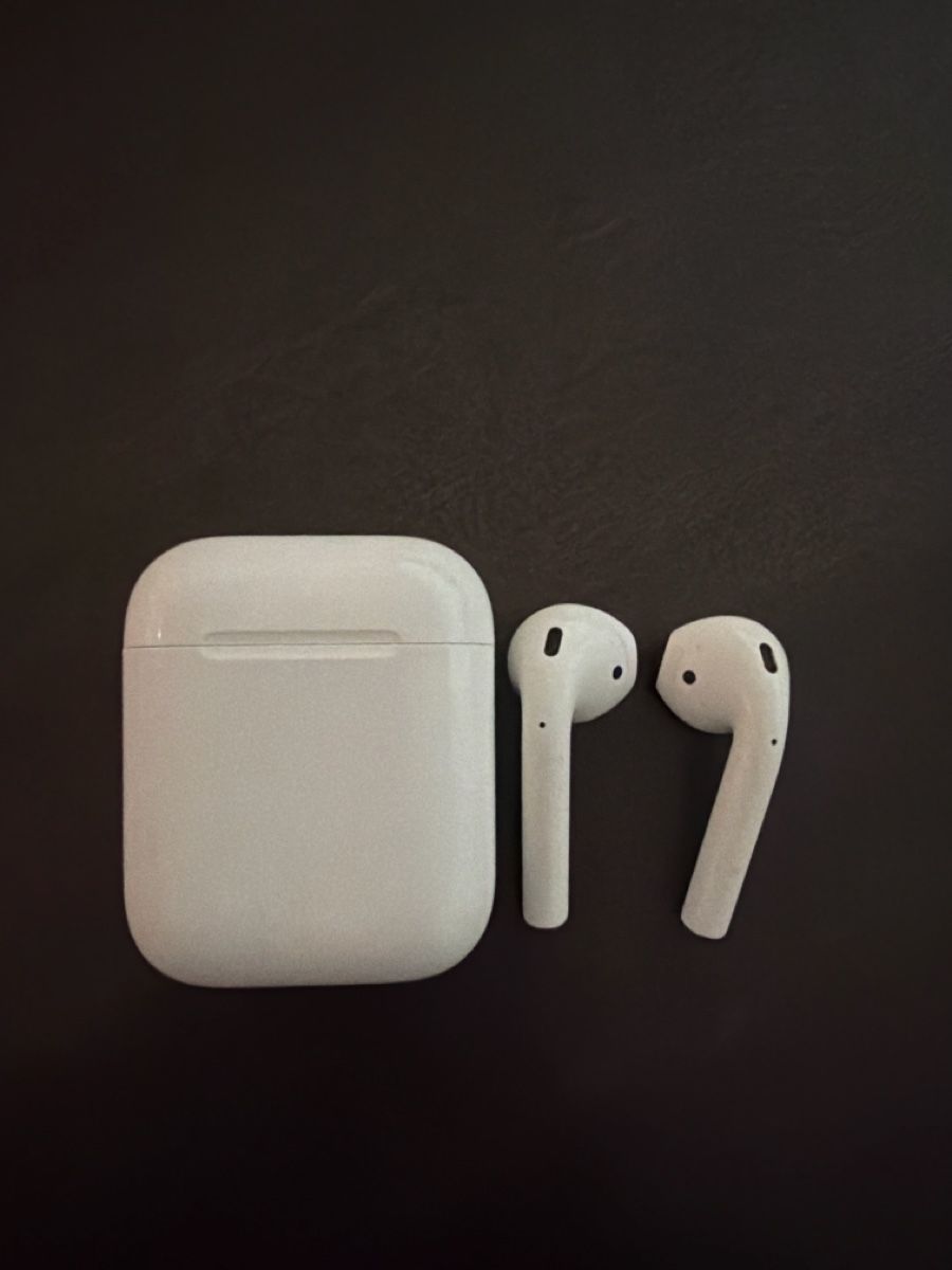 Apple Casques audio: Apple AirPods 1 Generation with Charging Case Used – D'occasion à Olten par Solongoo 1