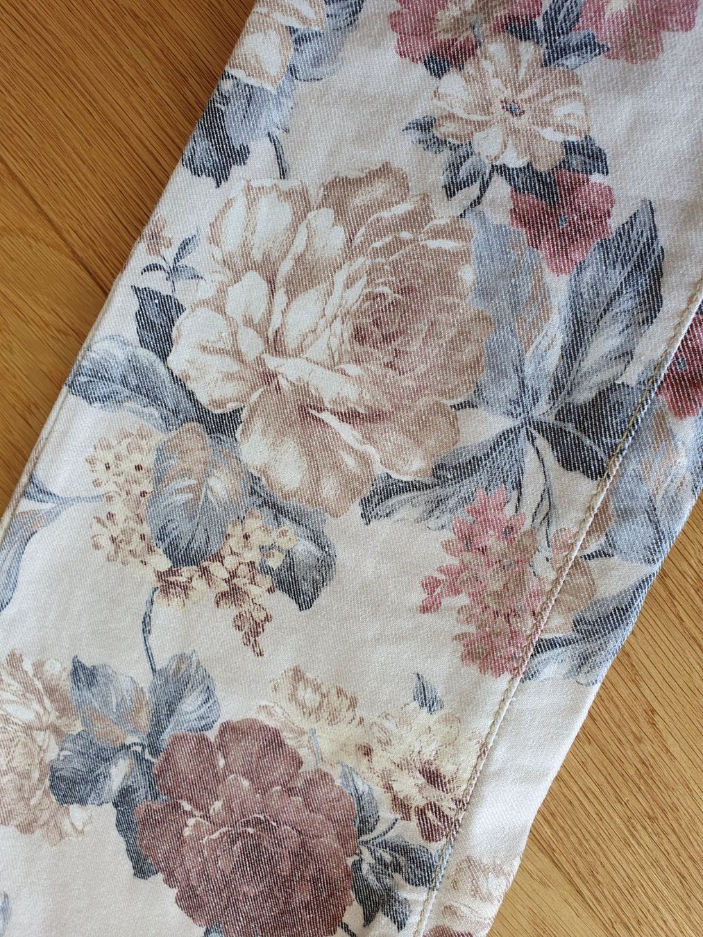 Zara Jeans: Wunderschöne Jeans mit Blumenmuster Gr. 34/36 – Usato da Pfyn venduto da ka.we 4