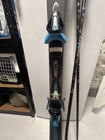 Ski und Skistöcke 