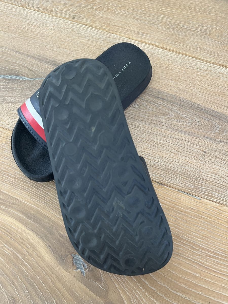 Tommy Hilfiger Scarpe per ragazzi: Badeschlappen Tommy Hilfiger Grösse 31 – Usato da Aarburg venduto da cha_6t8j 1