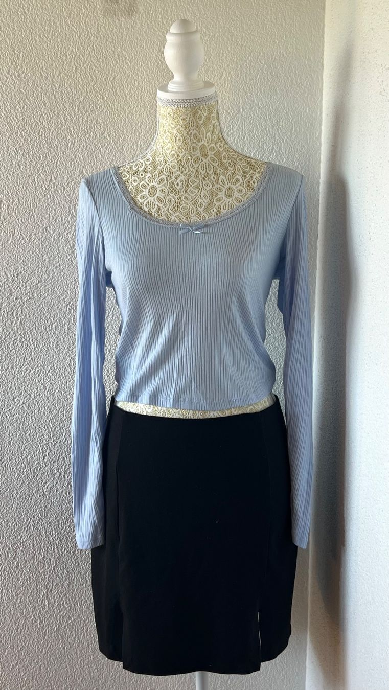 H&M Top: Blue long sleeve top with lace trim – Usato da Otelfingen venduto da houseofstae