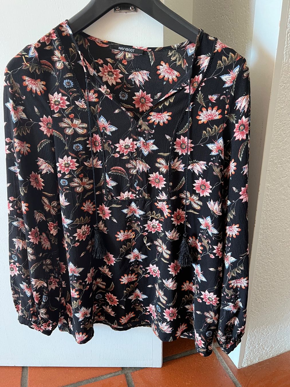 Navyboot Camicette: Bluse von Navyboot mit Blumenmuster, Grösse 36 – Usato da Ruggell venduto da Malbuntiger01