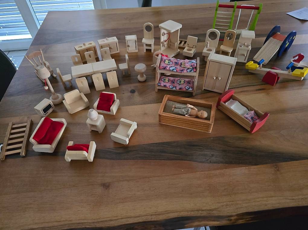 Case e mobili per bambole: Puppenhaus Möbel aus Holz – Usato da Merenschwand venduto da Juditha786 1