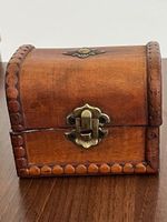 Charmante kleine HOLZ-/LEDER-SCHATZTRUHE / Vintage!