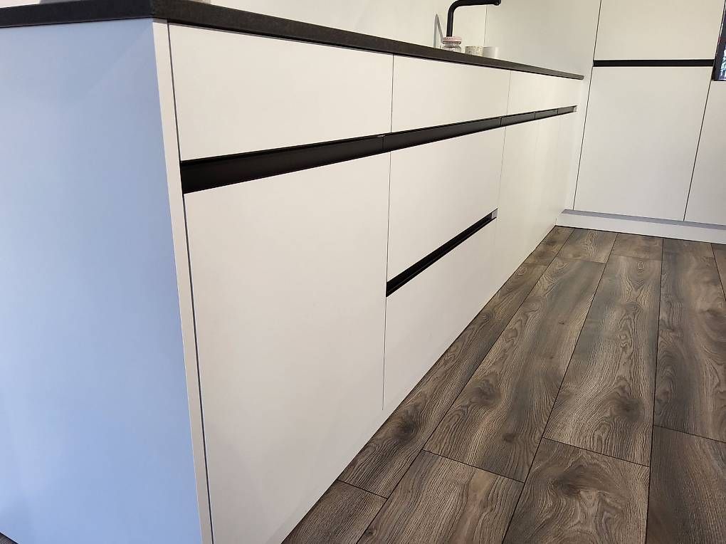 Cucine complete: Küche weiss ab Ausstellung – Usato da Urtenen-Schönbühl venduto da wohnstudio_haller 4