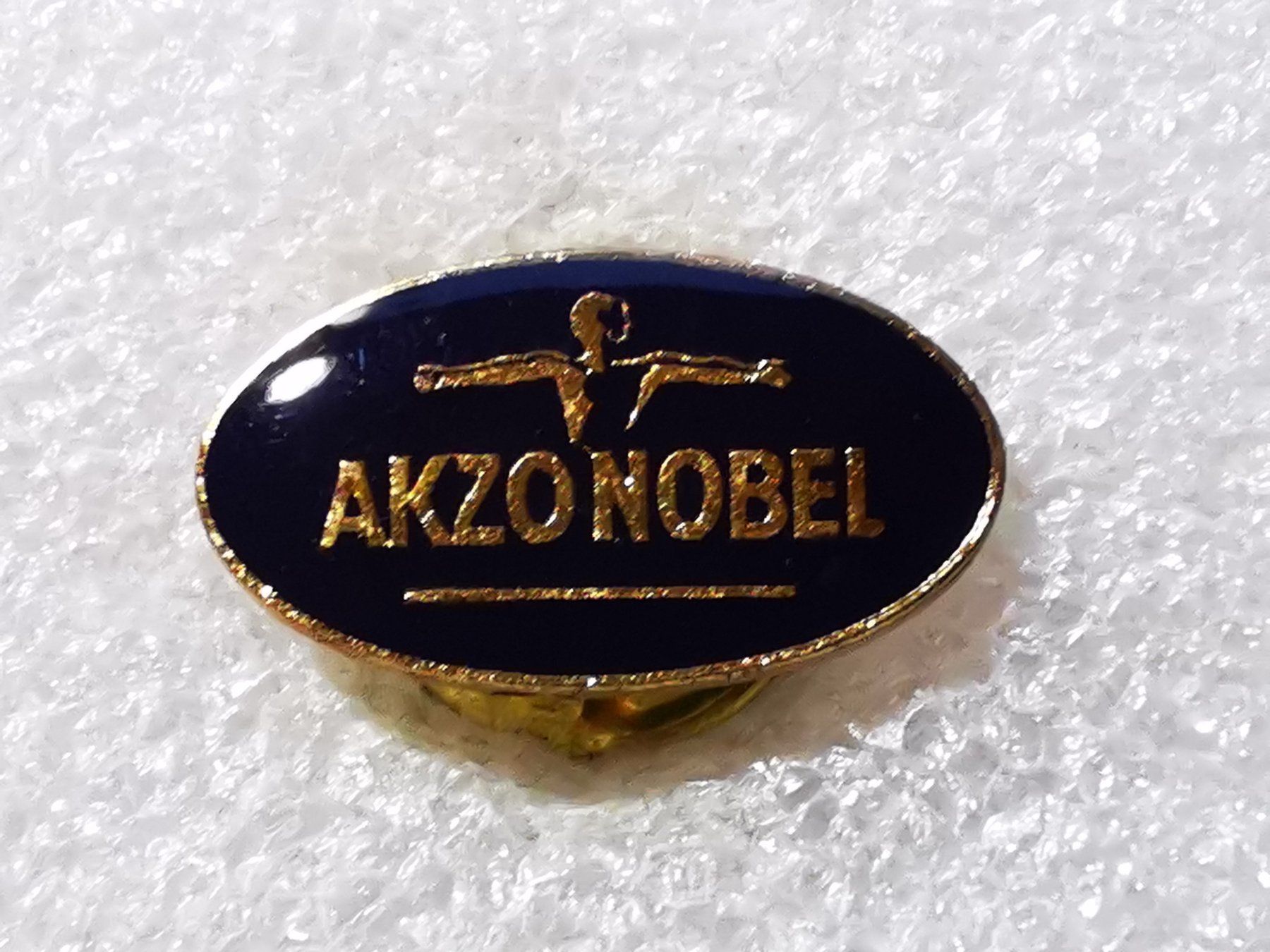 Plaketten & Abzeichen: Ansteckpin 44: Akzonobel – Gebraucht aus Oppligen von Pin-Fall-Shop