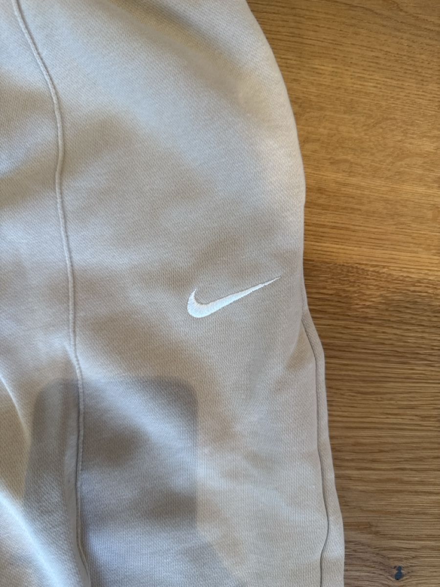 Nike Pantaloni: Nike Jogginghose beige – Usato da Zweidlen venduto da sweetchili_03 1