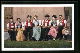Männer und Frauen in Appenzellertracht