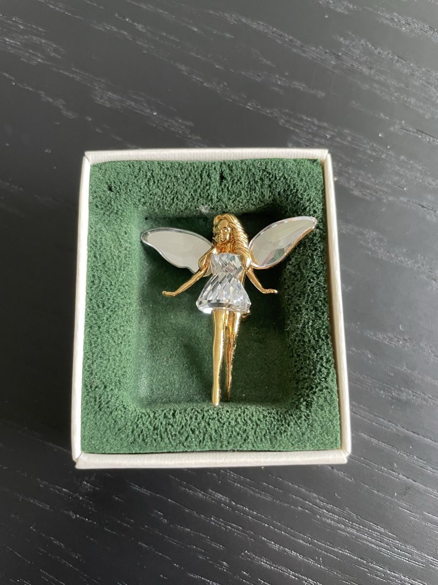 Swarovski Statuette: Swarovski gute Fee / Engel Anstecknadel  – Nuovo (secondo la descrizione) da Sissach venduto da Gaemma