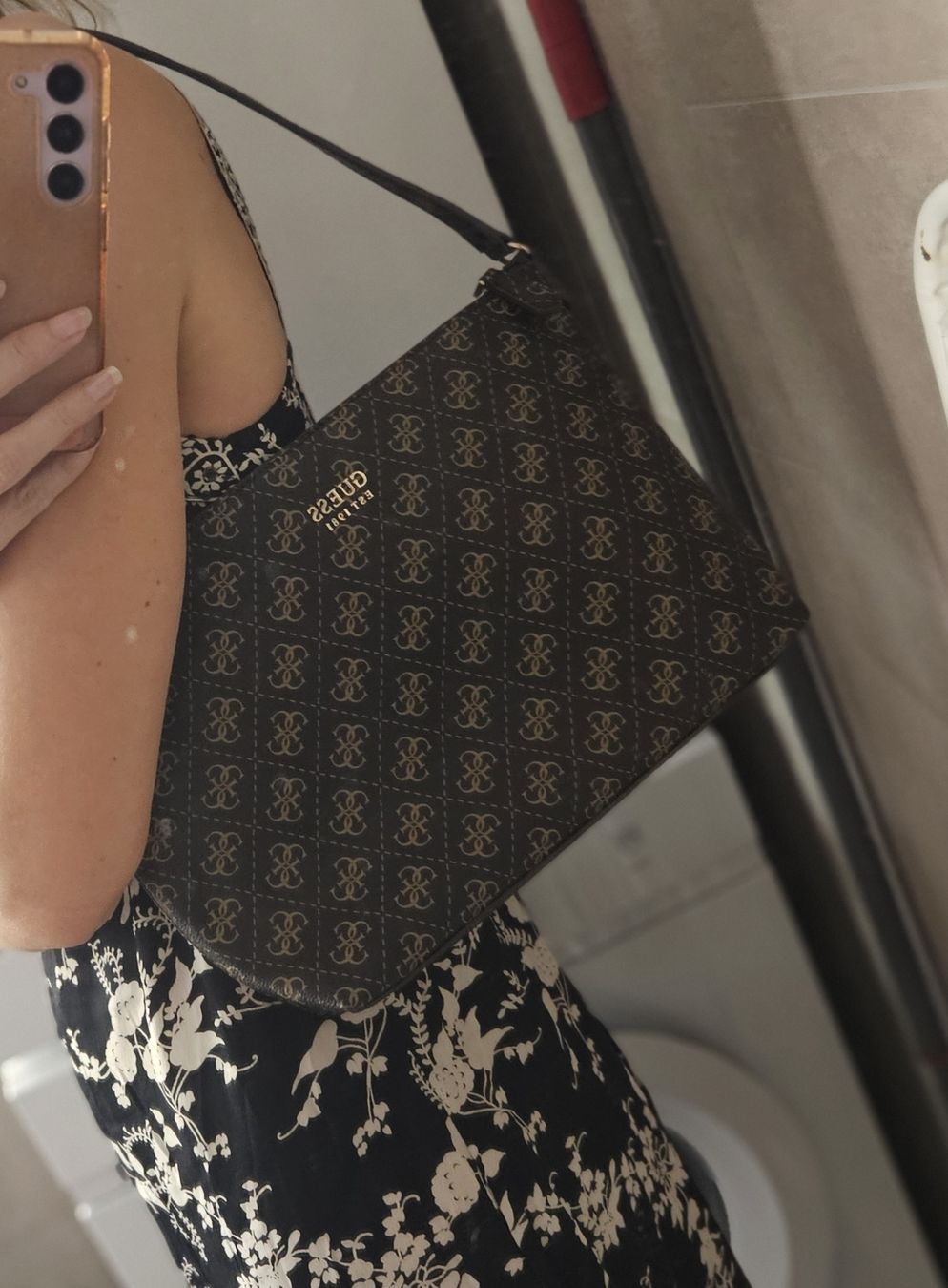 Guess Sacs femmes: Handtasche Guess – D'occasion à Pfäffikon SZ par syl_xbg5 1