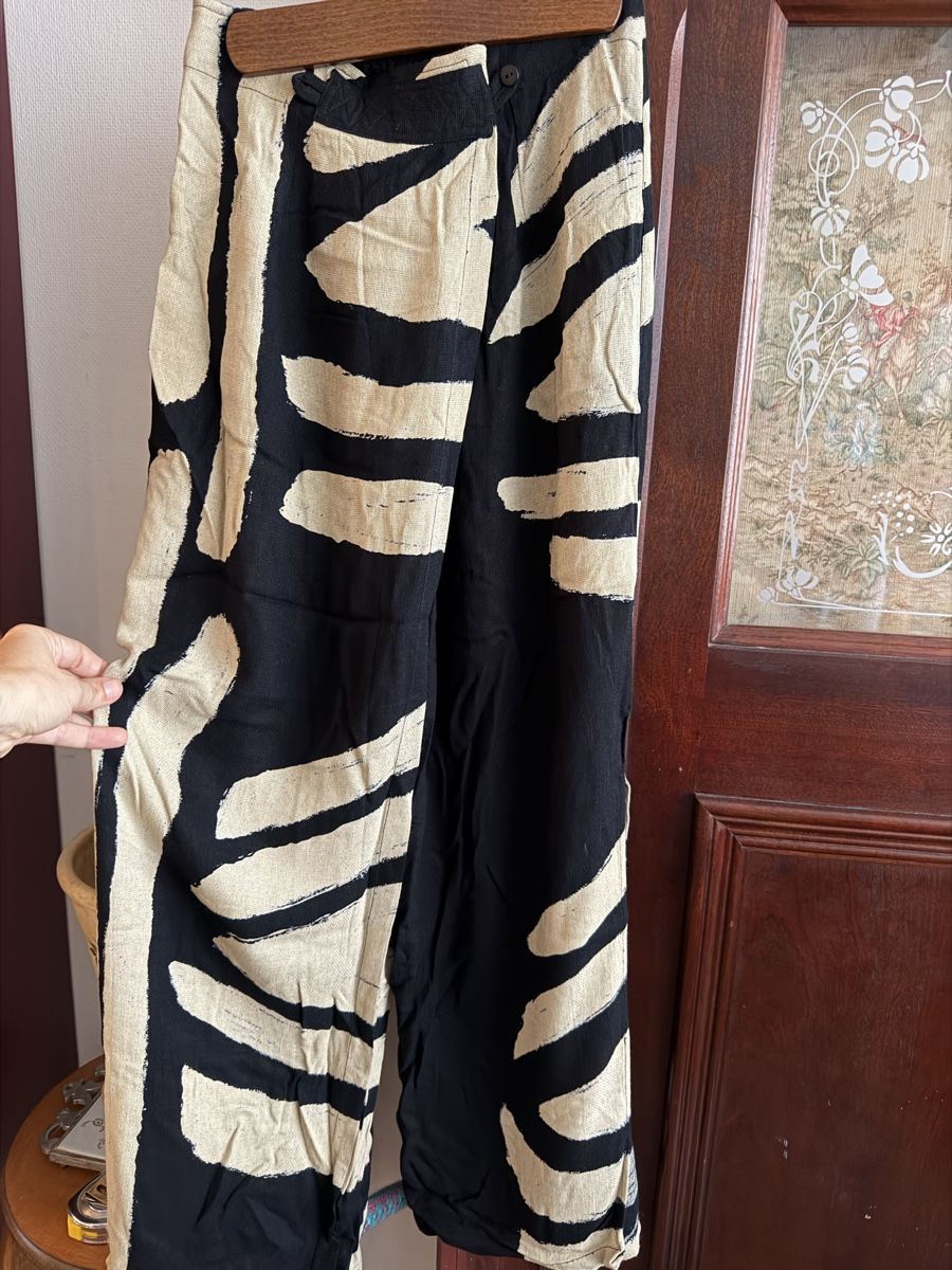 Hosen: Animale Hose mit schlitzen  – Gebraucht aus Obfelden von tan_9lj9 9