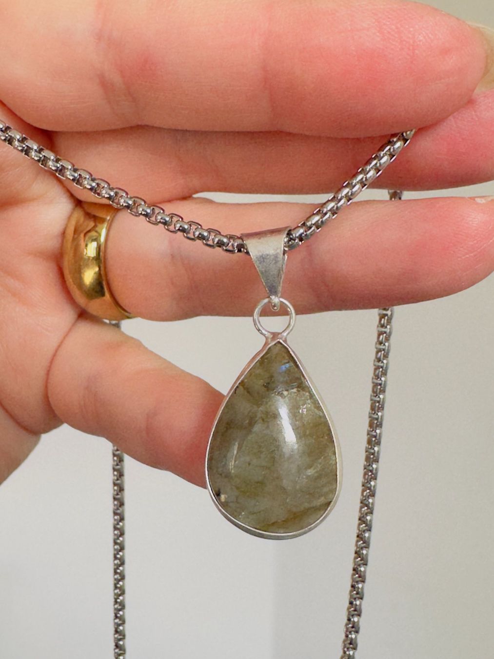 Ketten: Fashionable labradorite necklace – Neu und originalverpackt aus Genève von AGBERG