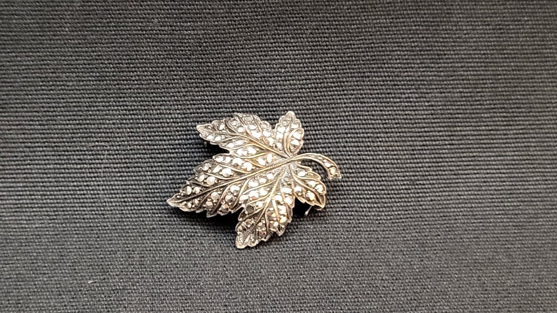 Broches & Aiguilles: Silber-Brosche AHORNBLATT mit Markasiten – D'occasion à Basel par spinne02 2