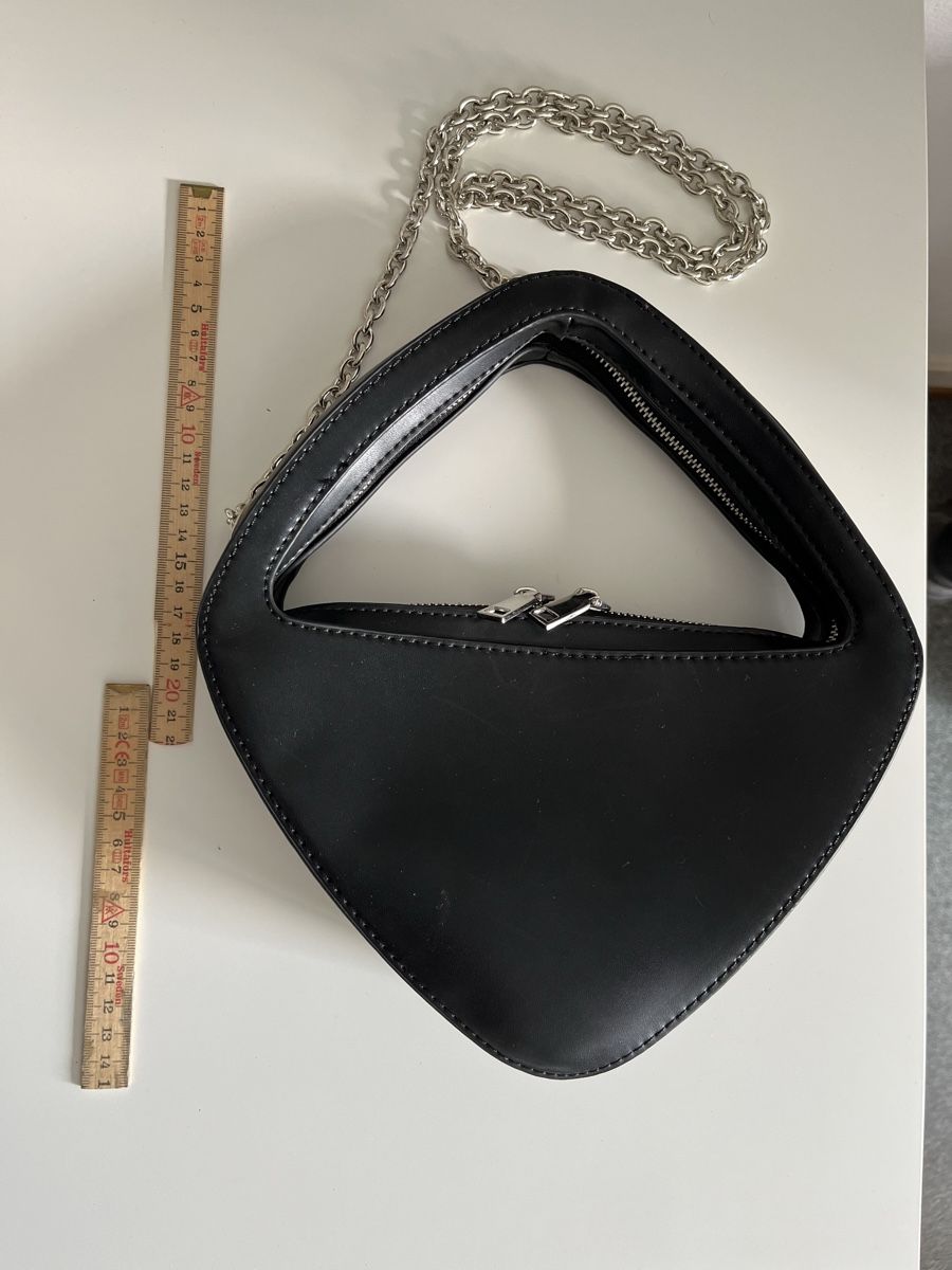 Taschen für Damen: ARCHITECTURAL BLACK HANDBAG WITH SILVER STRAP – Neu und originalverpackt aus Lausanne von joltei 1