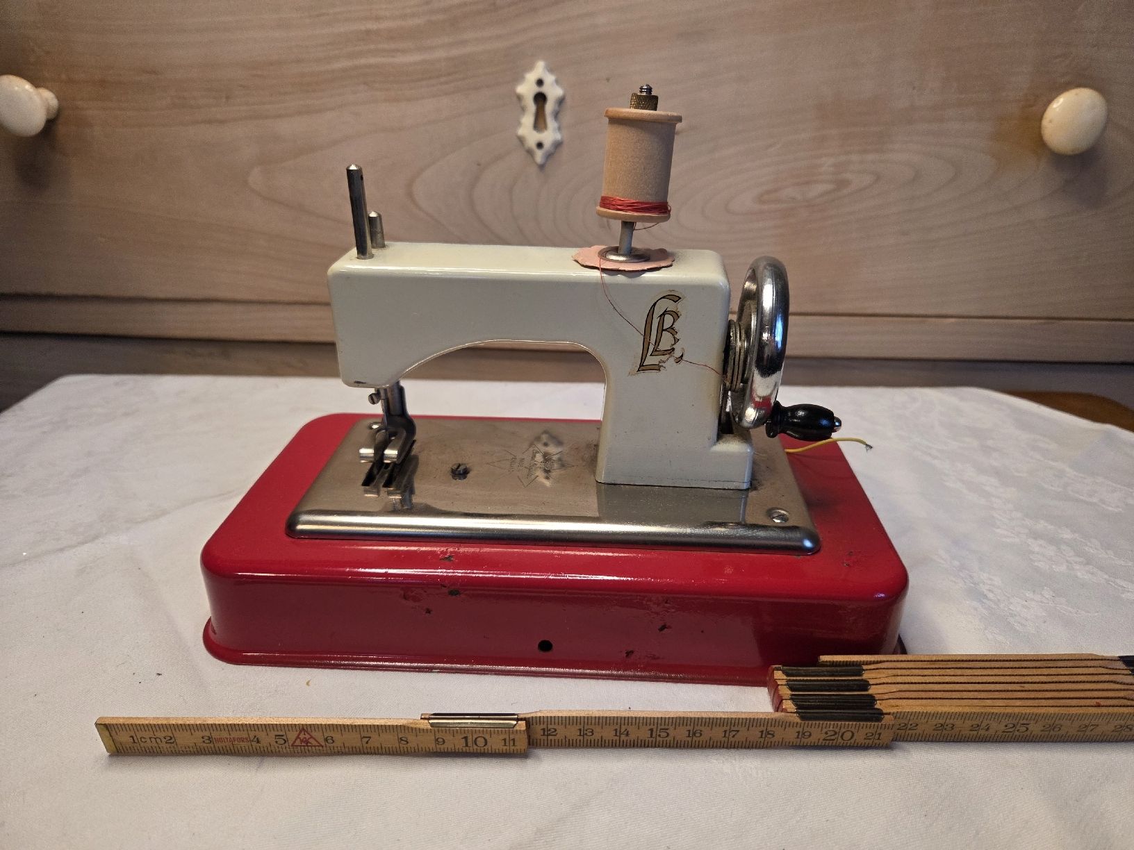 Macchine da cucire: Antike Dometic mini Nähmaschine – Difettoso da Muotathal venduto da sch_h6cz