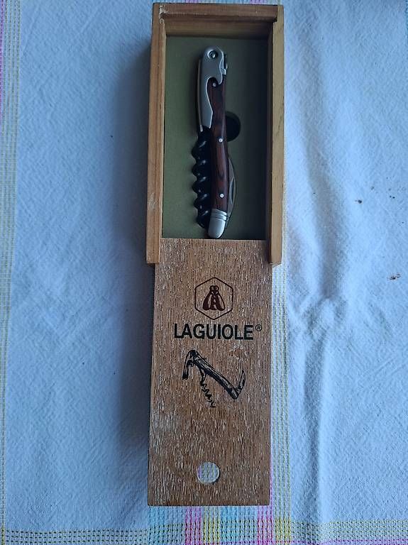Flaschenöffner & -verschlüsse: Laguiole Kellnermesser/ Korkenzieher in Holzbox – Neu und originalverpackt aus Unterseen von gra_6lw9
