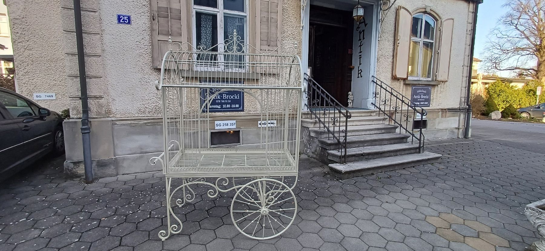 Vasi per fiori: Schöner Blumenwagen aus Metall – Usato da Flawil venduto da Pinkmalibu