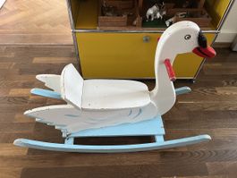 Schaukelpferd Schwan Holz weiss blau gebrauchter Zustand