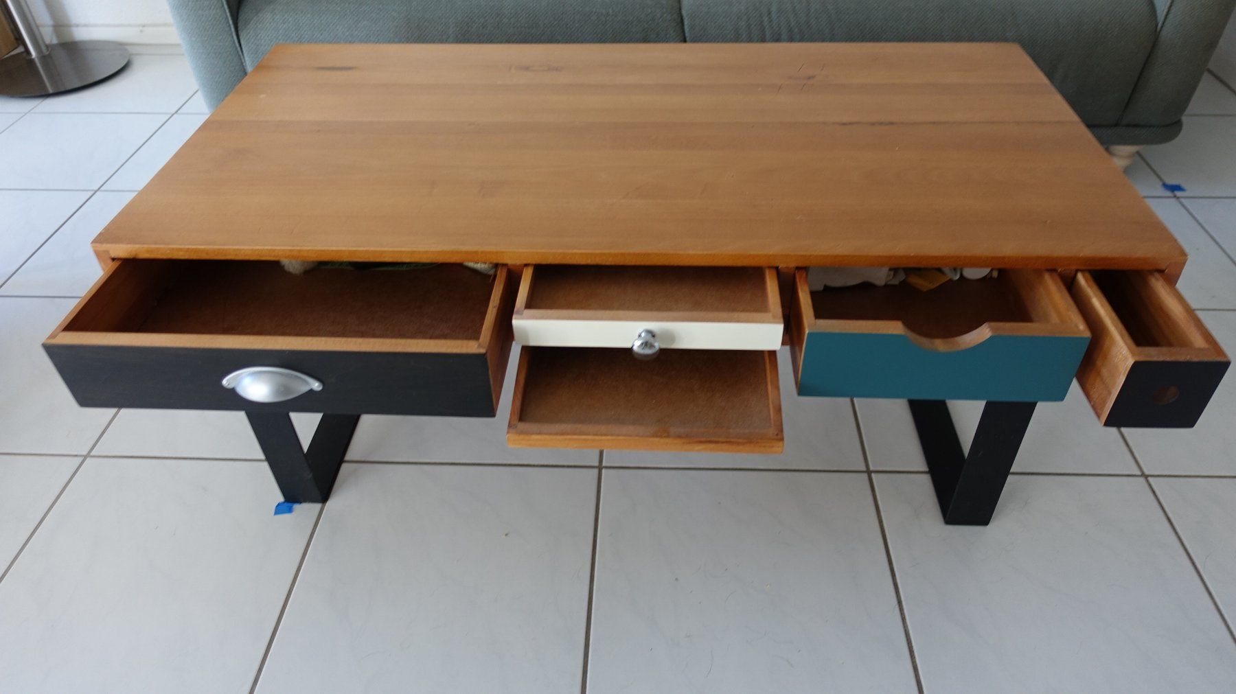 Tavoli: Couchtisch Massiv mit 5 Schubladen – Usato da Reinach AG venduto da Larote
