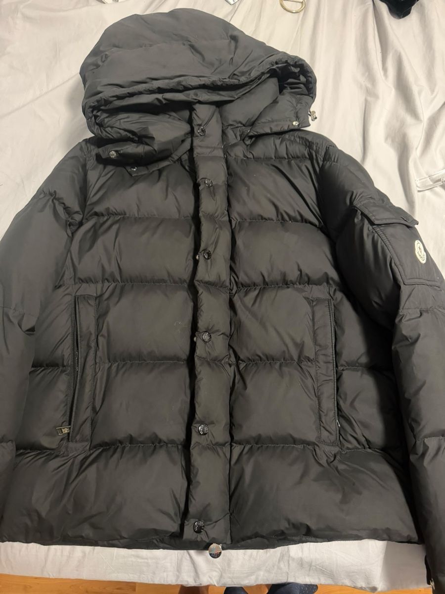 Moncler Giacche: Piumino Moncler nero con cappuccio – Nuovo (secondo la descrizione) da Balerna venduto da lillisfashion