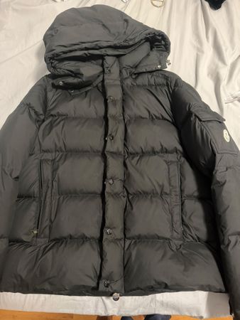 Piumino Moncler nero con cappuccio