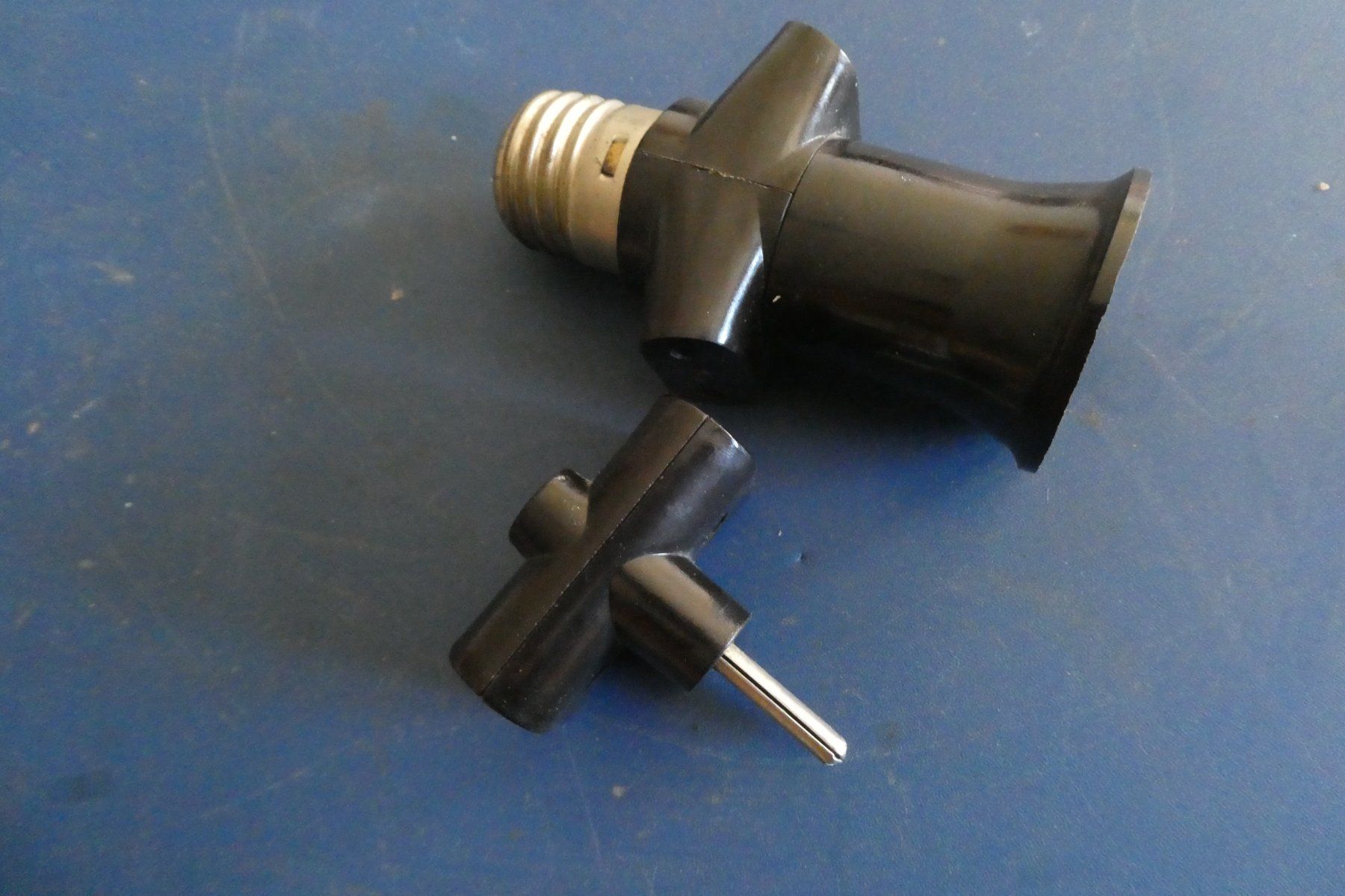 Spine: prise 220 v  ancienne – Usato da Fontaines NE venduto da monloisir